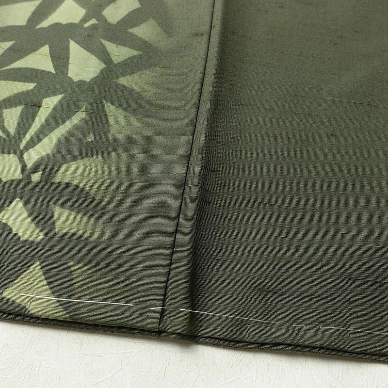 付け下げ 峰山和生 落款入り しつけ糸付き 正絹 木の葉・植物柄 袷仕立て 身丈158.5cm 裄丈64.5cm フォーマル 着物 緑・うぐいす色_画像10