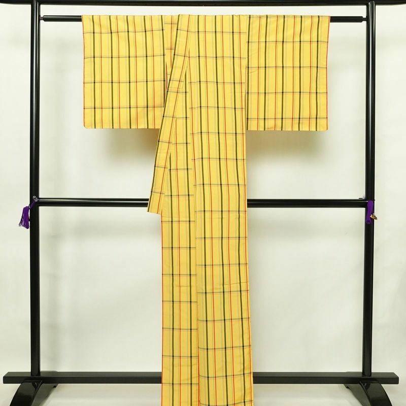 紬 しつけ糸付き ポリエステル チェック・格子柄 袷仕立て 身丈161cm 裄丈66.5cm 着物 黄・黄土色_画像2