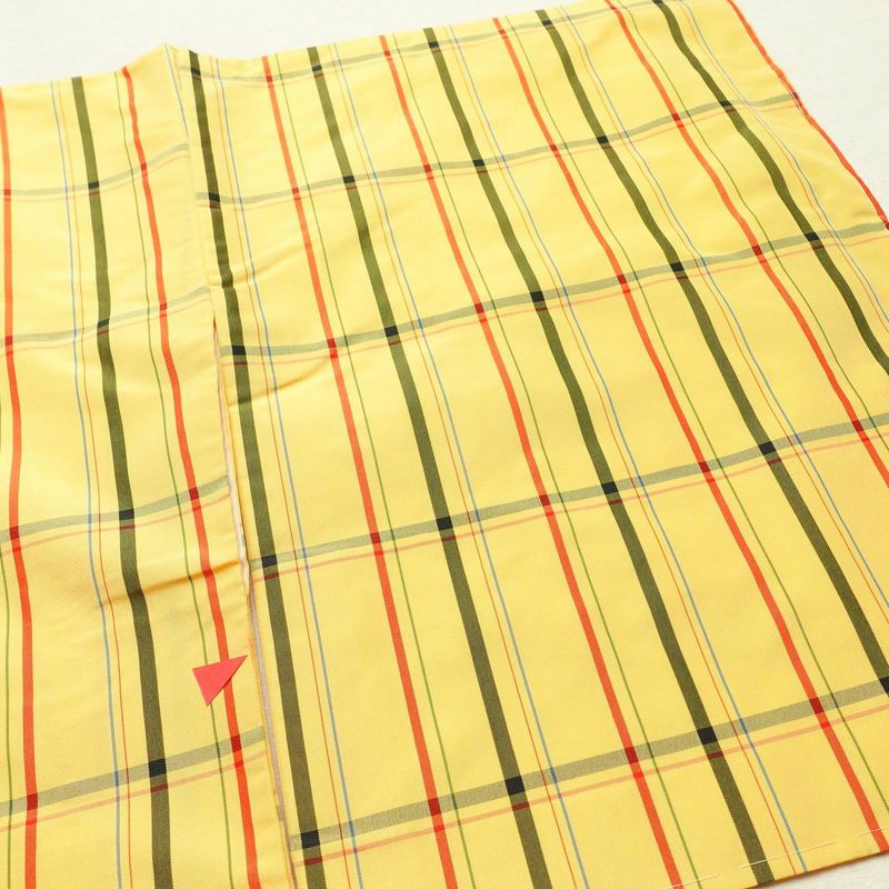 紬 しつけ糸付き ポリエステル チェック・格子柄 袷仕立て 身丈161cm 裄丈66.5cm 着物 黄・黄土色_画像11