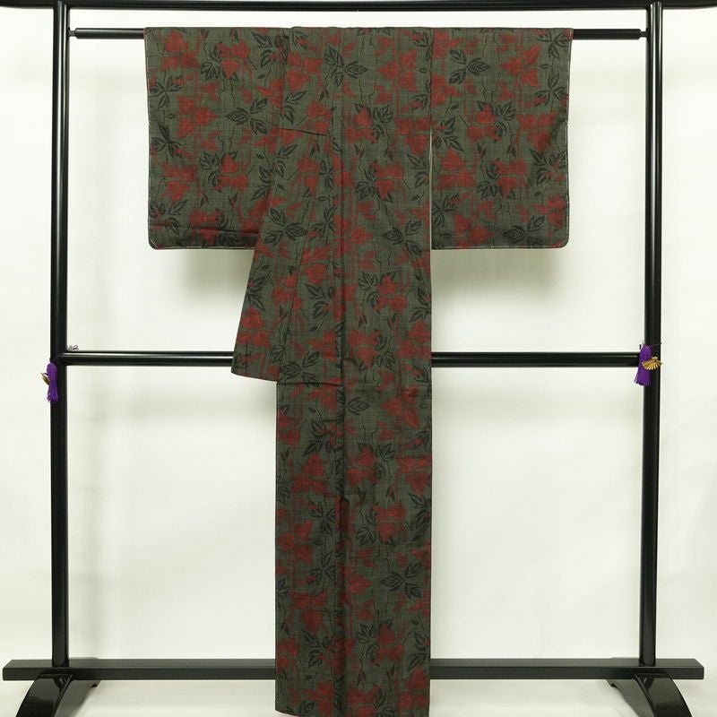 大島紬 良品 証紙なし 正絹 木の葉・植物柄 袷仕立て 身丈160.5cm 裄丈64cm 一部しつけ糸付き 着物 緑・うぐいす色_画像2