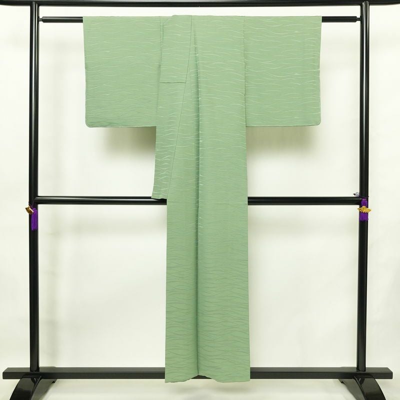 色無地 一つ紋付き 正絹 木の葉・植物柄 袷仕立て 身丈153cm 裄丈64.5cm 一部しつけ糸付き 着物 緑・うぐいす色_画像2