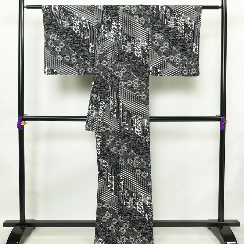 小紋 縮緬 総柄 ポリエステル 古典柄 袷仕立て 身丈167.5cm 裄丈67cm 着物 黒_画像2