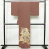 色留袖 美品 金駒刺繍 一つ紋付き 正絹 人物・動物柄 袷仕立て 身丈158cm 裄丈65cm 箔 刺繍 一部しつけ糸付き 金糸 フォーマル 扇子 着物 茶_画像2