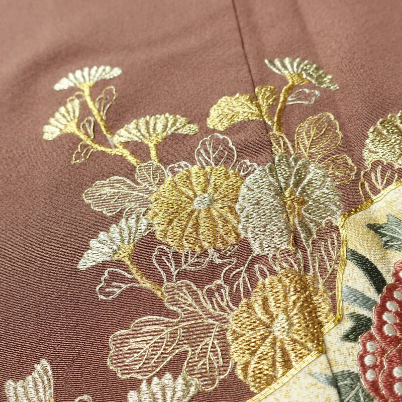 色留袖 美品 金駒刺繍 一つ紋付き 正絹 人物・動物柄 袷仕立て 身丈158cm 裄丈65cm 箔 刺繍 一部しつけ糸付き 金糸 フォーマル 扇子 着物 茶_画像9