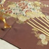 色留袖 美品 金駒刺繍 一つ紋付き 正絹 人物・動物柄 袷仕立て 身丈158cm 裄丈65cm 箔 刺繍 一部しつけ糸付き 金糸 フォーマル 扇子 着物 茶_画像11