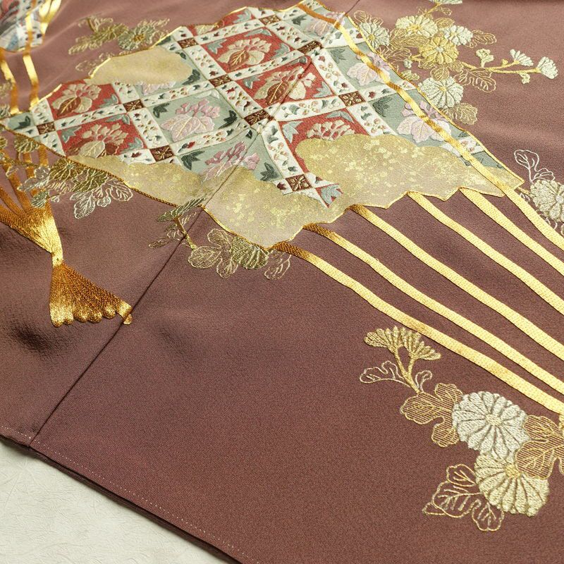 色留袖 美品 金駒刺繍 一つ紋付き 正絹 人物・動物柄 袷仕立て 身丈158cm 裄丈65cm 箔 刺繍 一部しつけ糸付き 金糸 フォーマル 扇子 着物 茶_画像11