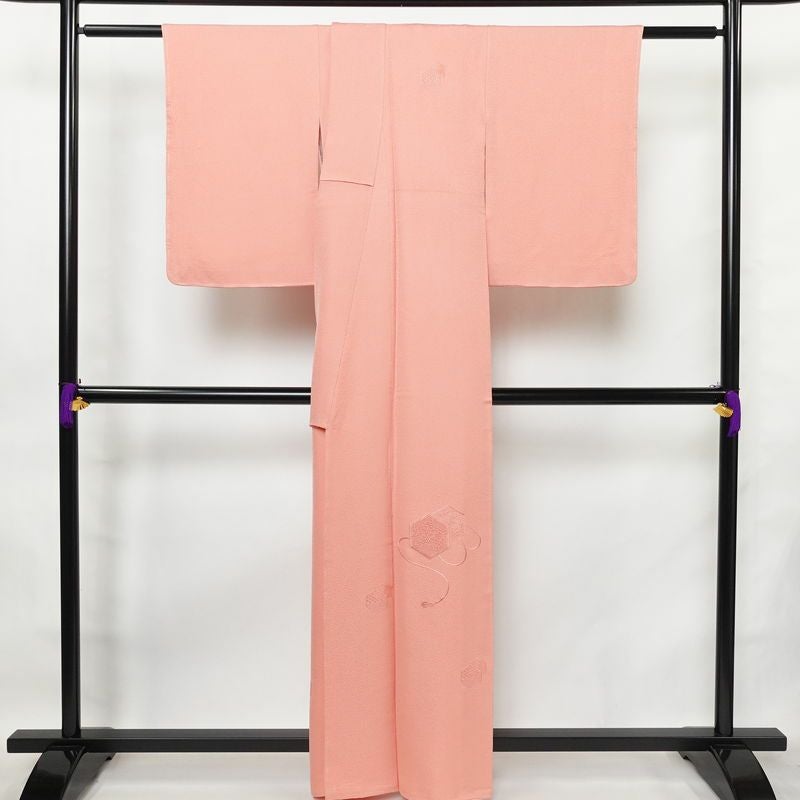 付け下げ 美品 堅牢染 ケミカル刺繍 しつけ糸付き 一つ紋付き 正絹 古典柄 袷仕立て 身丈160cm 裄丈62.5cm 刺繍 フォーマル 着物 ピンク_画像2
