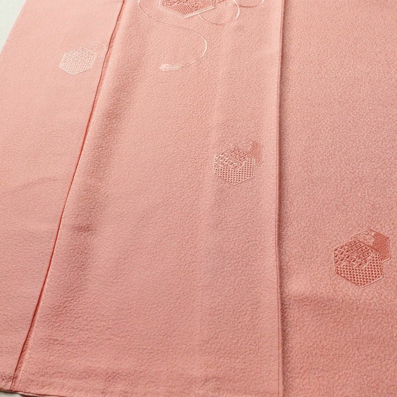 付け下げ 美品 堅牢染 ケミカル刺繍 しつけ糸付き 一つ紋付き 正絹 古典柄 袷仕立て 身丈160cm 裄丈62.5cm 刺繍 フォーマル 着物 ピンク_画像4
