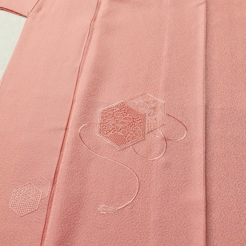 付け下げ 美品 堅牢染 ケミカル刺繍 しつけ糸付き 一つ紋付き 正絹 古典柄 袷仕立て 身丈160cm 裄丈62.5cm 刺繍 フォーマル 着物 ピンク_画像5