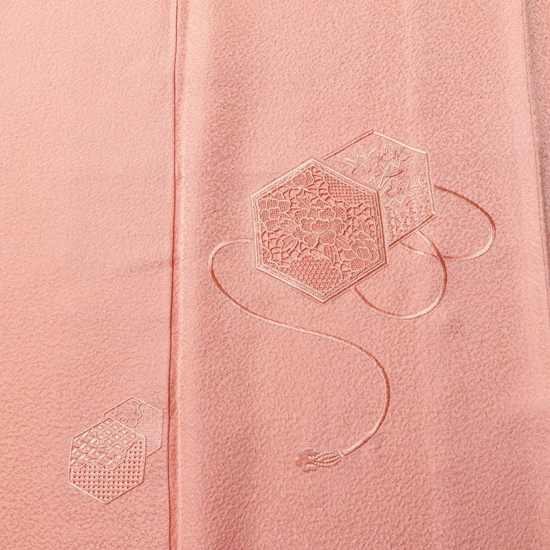付け下げ 美品 堅牢染 ケミカル刺繍 しつけ糸付き 一つ紋付き 正絹 古典柄 袷仕立て 身丈160cm 裄丈62.5cm 刺繍 フォーマル 着物 ピンク_画像6