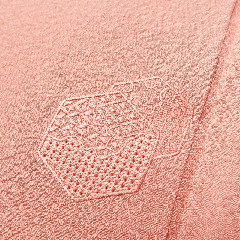 付け下げ 美品 堅牢染 ケミカル刺繍 しつけ糸付き 一つ紋付き 正絹 古典柄 袷仕立て 身丈160cm 裄丈62.5cm 刺繍 フォーマル 着物 ピンク_画像9