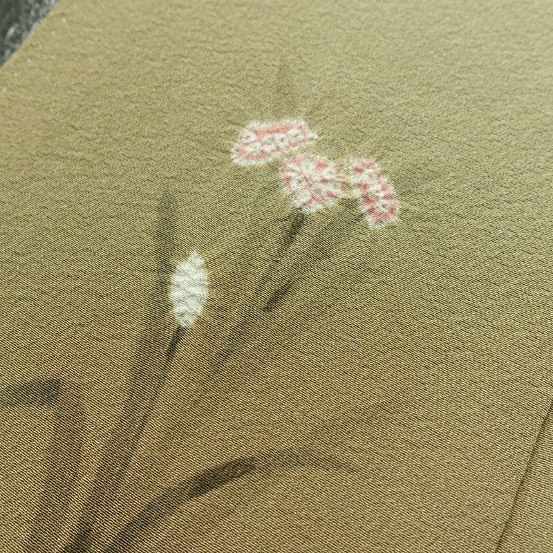 付け下げ 落款入り 縮緬 絞り 一つ紋付き 正絹 木の葉・植物柄 袷仕立て 身丈161.5cm 裄丈64.5cm 金彩 フォーマル 着物 黄・黄土色_画像11