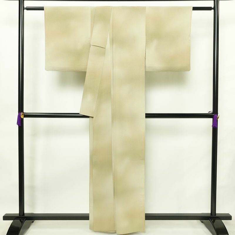 単衣 色無地 良品 縮緬 一つ紋付き 正絹 その他の柄 単衣仕立て 身丈160cm 裄丈66.5cm フォーマル 着物 ぼかし ベージュ_画像2