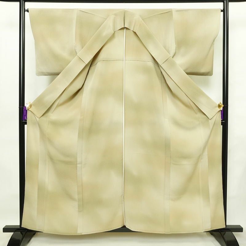 単衣 色無地 良品 縮緬 一つ紋付き 正絹 その他の柄 単衣仕立て 身丈160cm 裄丈66.5cm フォーマル 着物 ぼかし ベージュ_画像3