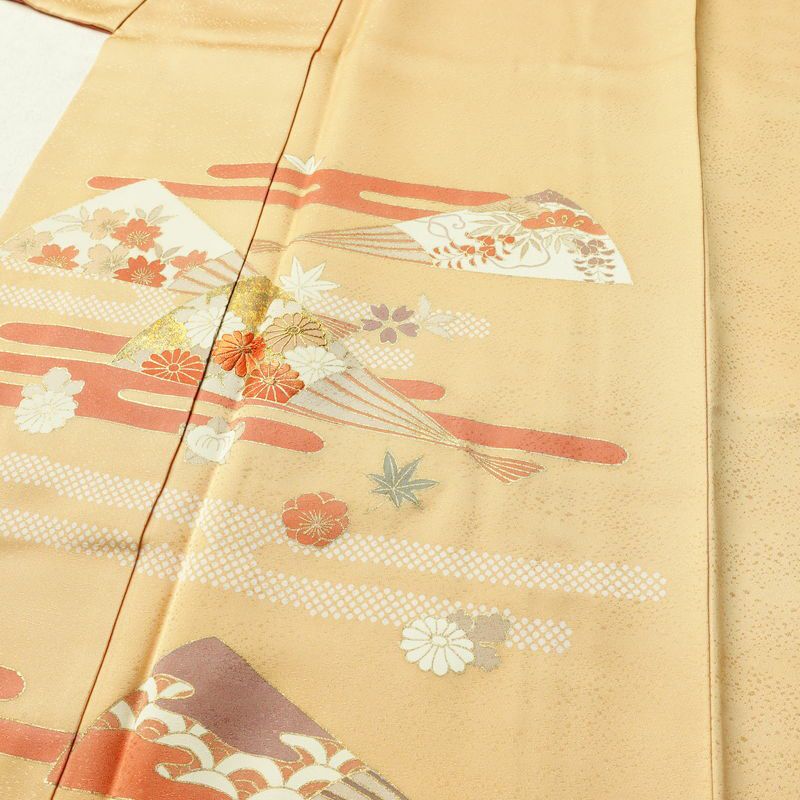 付け下げ 良品 落款入り 金駒刺繍 正絹 古典柄 袷仕立て 身丈163cm 裄丈66.5cm 箔 刺繍 金彩 フォーマル 着物 扇子 黄・黄土色_画像5