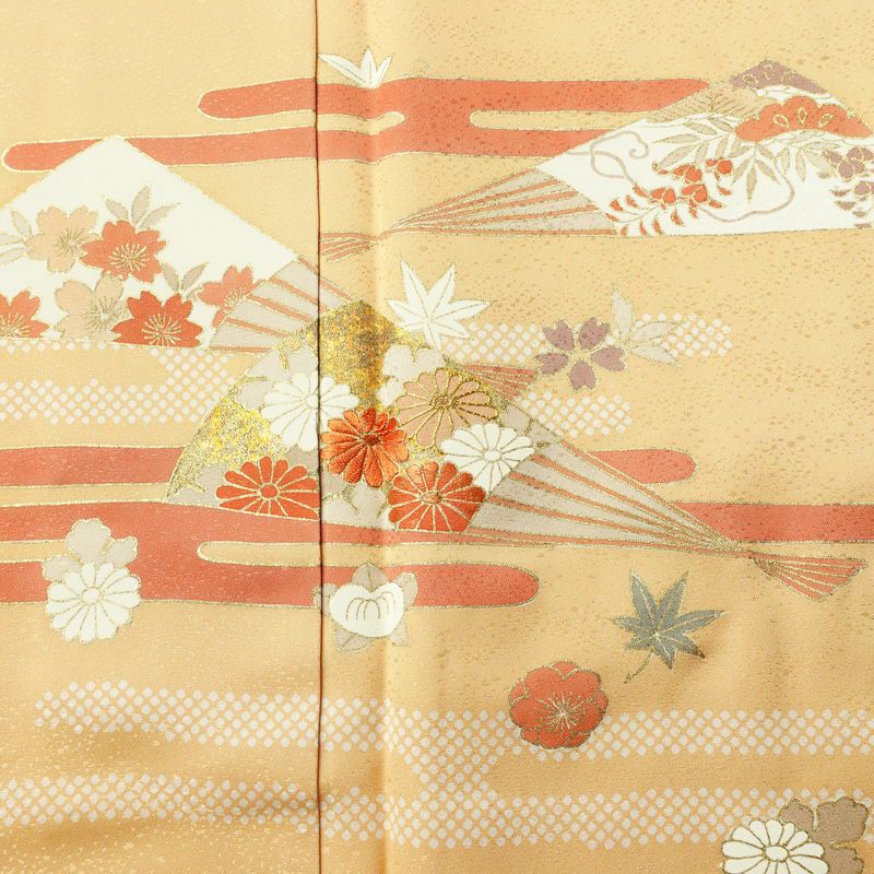 付け下げ 良品 落款入り 金駒刺繍 正絹 古典柄 袷仕立て 身丈163cm 裄丈66.5cm 箔 刺繍 金彩 フォーマル 着物 扇子 黄・黄土色_画像6