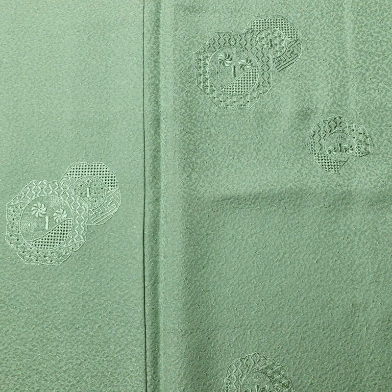 付け下げ 美品 スワトウ刺繍 正絹 幾何学柄・抽象柄 袷仕立て 身丈158.5cm 裄丈65cm 刺繍 一部しつけ糸付き フォーマル 着物 緑・うぐいす色_画像6