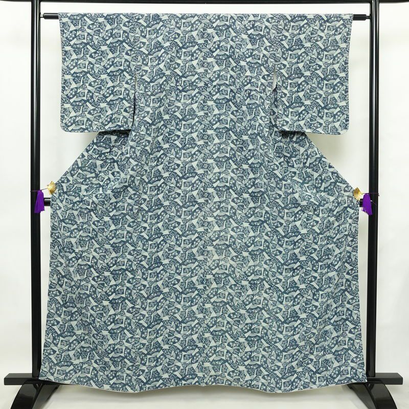 小紋 縮緬 総柄 正絹 古典柄 袷仕立て 身丈160.5cm 裄丈62.5cm 一部しつけ糸付き 扇子 着物 青・紺_画像1