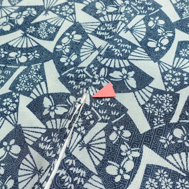 小紋 縮緬 総柄 正絹 古典柄 袷仕立て 身丈160.5cm 裄丈62.5cm 一部しつけ糸付き 扇子 着物 青・紺_画像13