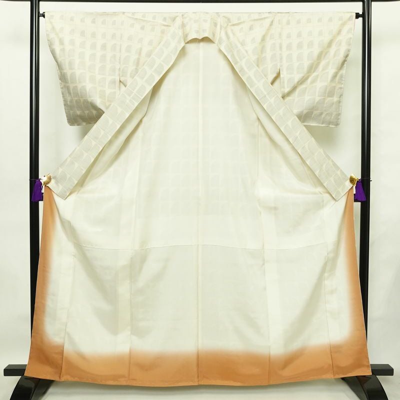 大島紬 付下 良品 証紙なし しつけ糸付き 正絹 幾何学柄・抽象柄 袷仕立て 身丈163.5cm 裄丈65cm 着物 白_画像3