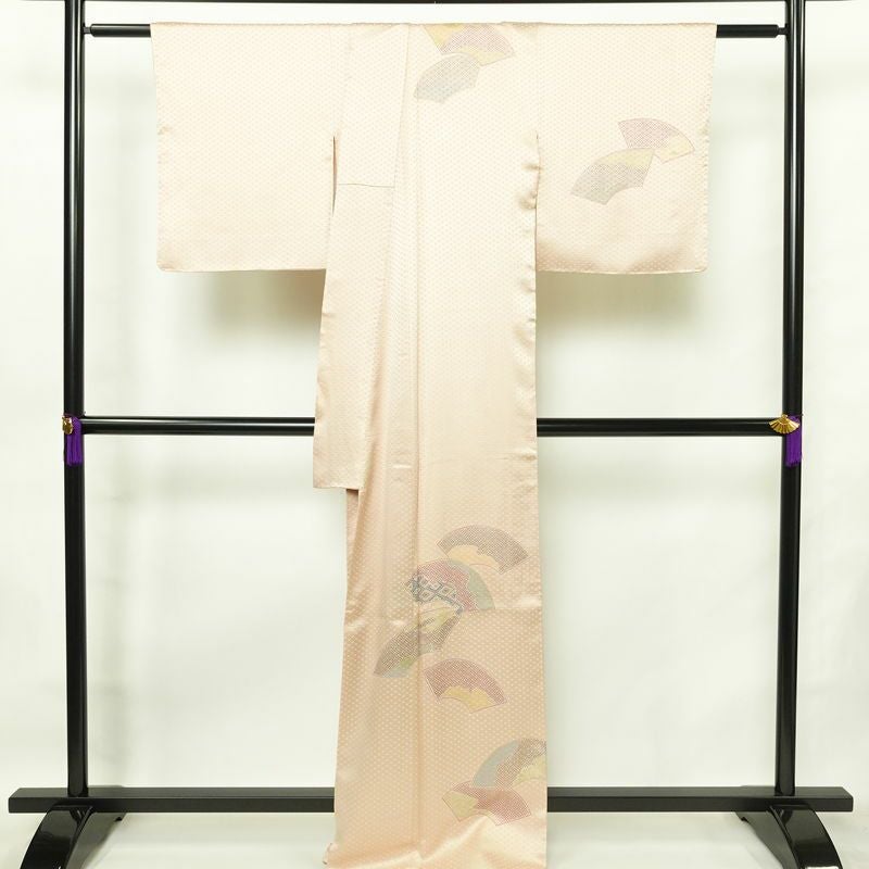 付け下げ 良品 しつけ糸付き 一つ紋付き 正絹 古典柄 袷仕立て 身丈170.5cm 裄丈68cm 箔 フォーマル 着物 扇面 ピンク_画像2