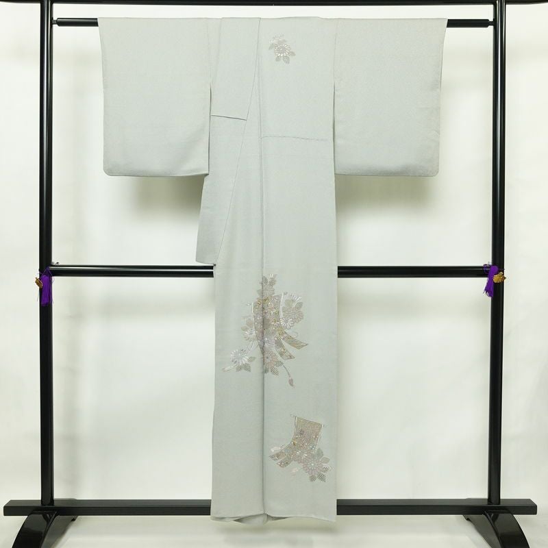 付け下げ スワトウ刺繍 相良刺繍 一つ紋付き 正絹 古典柄 袷仕立て 身丈152.5cm 裄丈65.5cm 刺繍 一部しつけ糸付き 金糸 フォーマル 着物 グレー_画像2