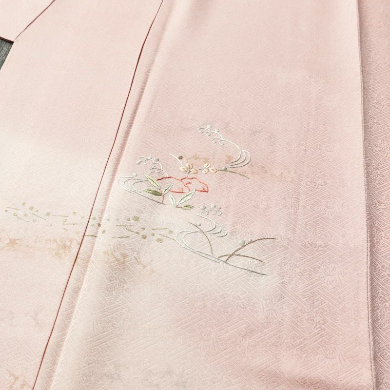 付け下げ 良品 しつけ糸付き 綸子 一つ紋付き 正絹 木の葉・植物柄 袷仕立て 身丈165cm 裄丈65cm 箔 刺繍 フォーマル 着物 ピンク_画像5