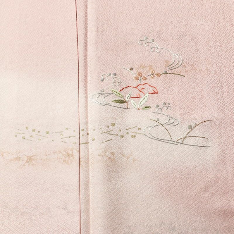 付け下げ 良品 しつけ糸付き 綸子 一つ紋付き 正絹 木の葉・植物柄 袷仕立て 身丈165cm 裄丈65cm 箔 刺繍 フォーマル 着物 ピンク_画像6