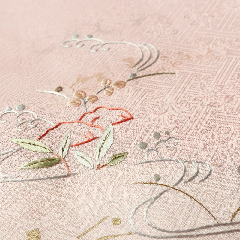 付け下げ 良品 しつけ糸付き 綸子 一つ紋付き 正絹 木の葉・植物柄 袷仕立て 身丈165cm 裄丈65cm 箔 刺繍 フォーマル 着物 ピンク_画像7