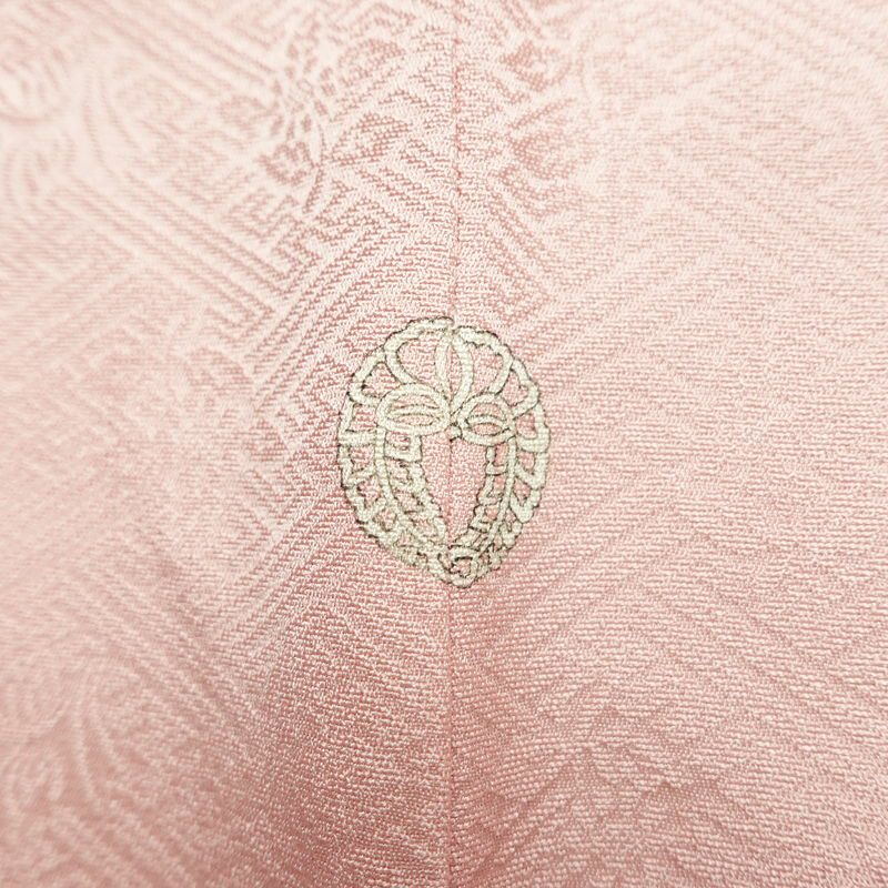 付け下げ 良品 しつけ糸付き 綸子 一つ紋付き 正絹 木の葉・植物柄 袷仕立て 身丈165cm 裄丈65cm 箔 刺繍 フォーマル 着物 ピンク_画像13