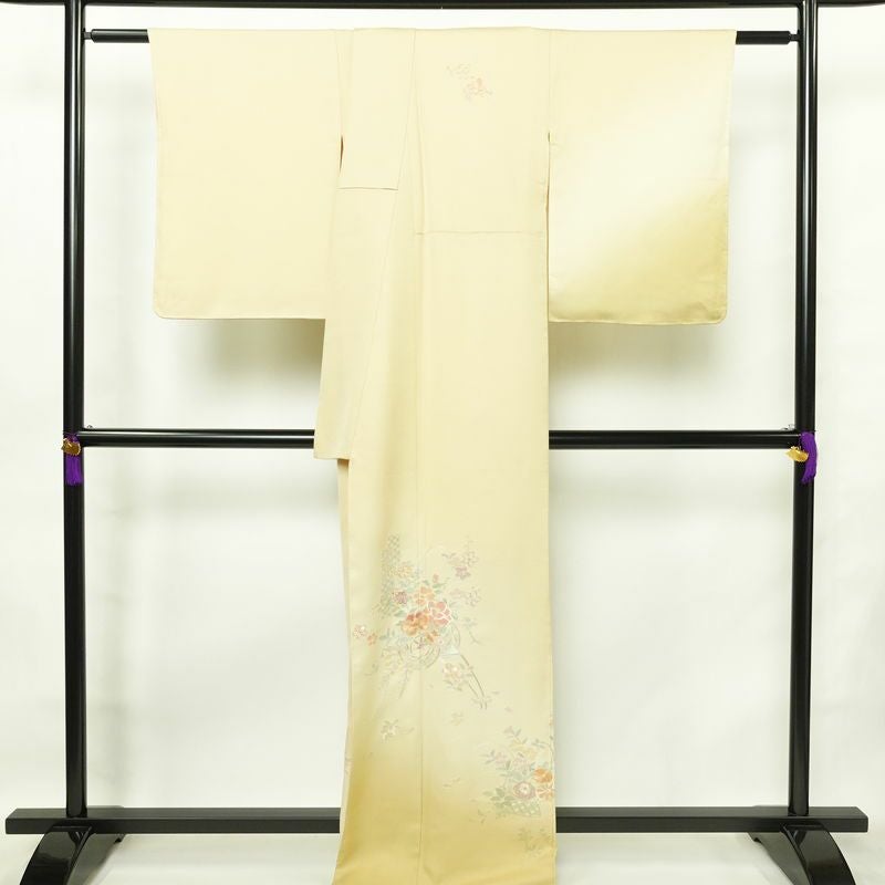 付け下げ 美品 蘇州刺繍 しつけ糸付き スワトウ刺繍 一つ紋付き 正絹 花柄 袷仕立て 身丈166cm 裄丈70cm 刺繍 フォーマル 着物 クリーム_画像2