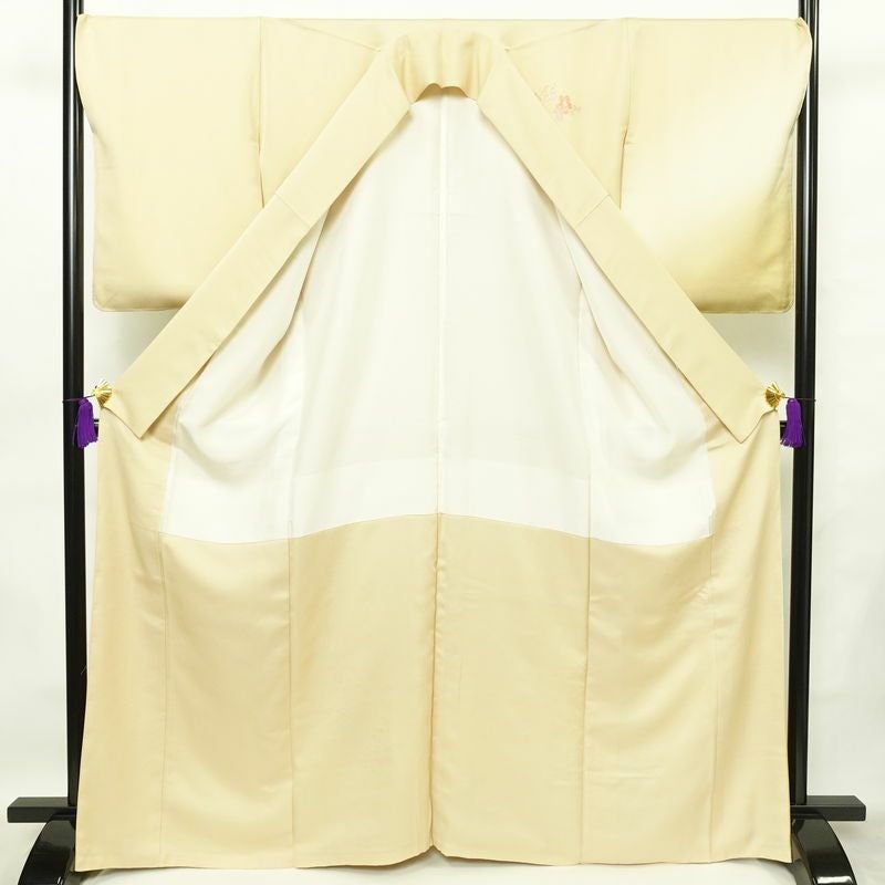 付け下げ 美品 蘇州刺繍 しつけ糸付き スワトウ刺繍 一つ紋付き 正絹 花柄 袷仕立て 身丈166cm 裄丈70cm 刺繍 フォーマル 着物 クリーム_画像3