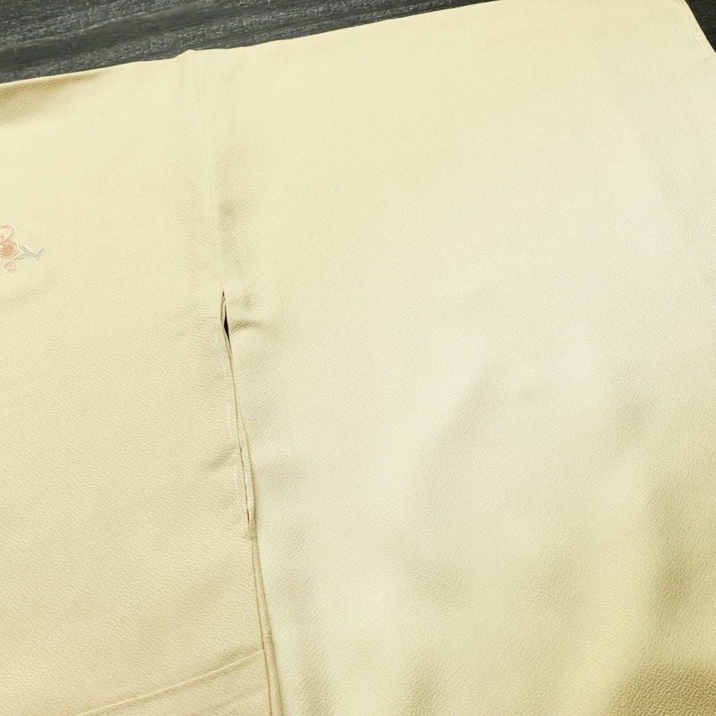 付け下げ 美品 蘇州刺繍 しつけ糸付き スワトウ刺繍 一つ紋付き 正絹 花柄 袷仕立て 身丈166cm 裄丈70cm 刺繍 フォーマル 着物 クリーム_画像17