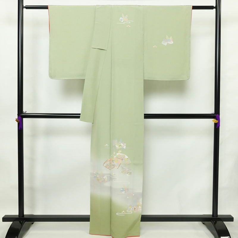 付け下げ 良品 落款入り 金駒刺繍 縮緬 正絹 古典柄 袷仕立て 身丈163cm 裄丈66cm 箔 一部しつけ糸付き フォーマル 着物 緑・うぐいす色_画像2
