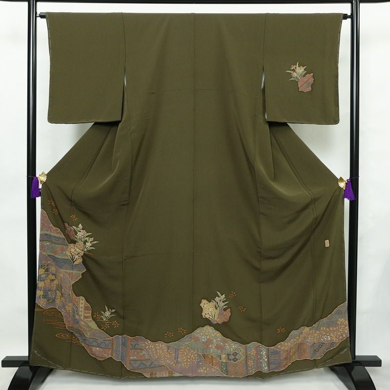 付け下げ 美品 落款入り しつけ糸付き 縮緬 正絹 木の葉・植物柄 袷仕立て 身丈163cm 裄丈64cm 箔 絞り 共八掛 フォーマル 着物 緑・うぐいす色_画像1