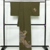 付け下げ 美品 落款入り しつけ糸付き 縮緬 正絹 木の葉・植物柄 袷仕立て 身丈163cm 裄丈64cm 箔 絞り 共八掛 フォーマル 着物 緑・うぐいす色_画像2