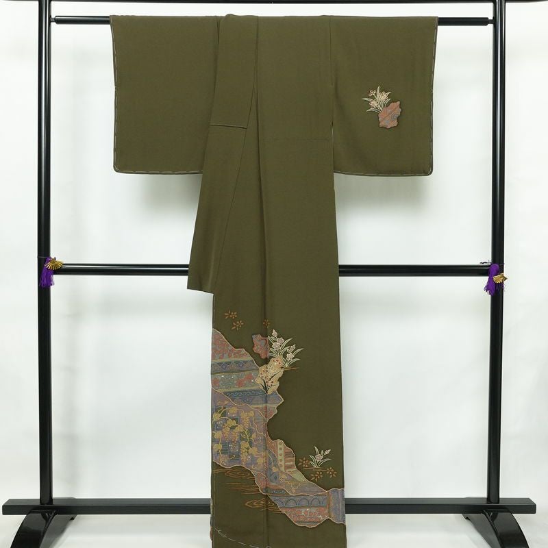 付け下げ 美品 落款入り しつけ糸付き 縮緬 正絹 木の葉・植物柄 袷仕立て 身丈163cm 裄丈64cm 箔 絞り 共八掛 フォーマル 着物 緑・うぐいす色_画像2