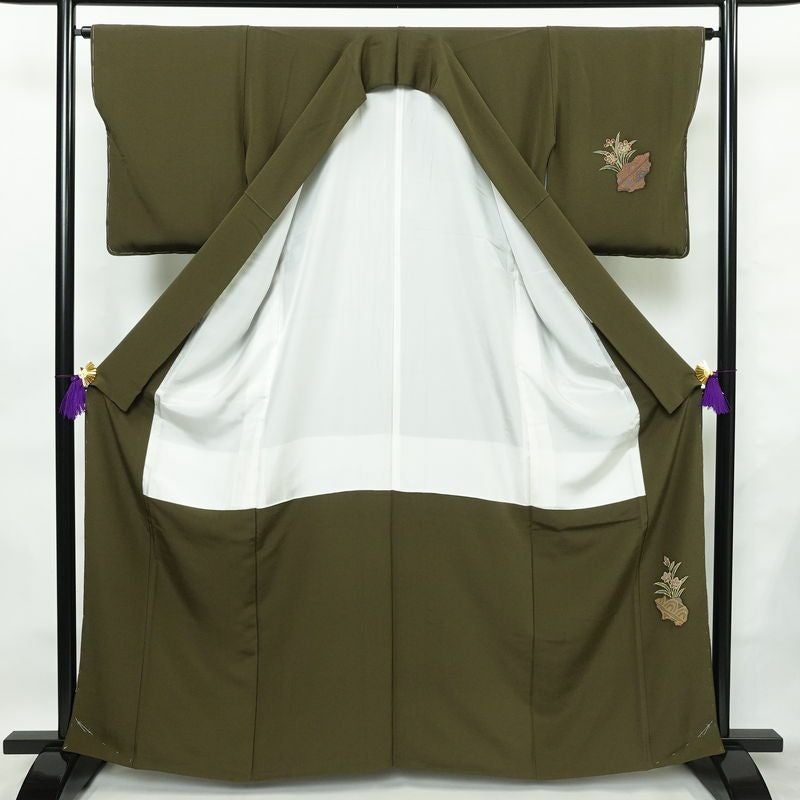 付け下げ 美品 落款入り しつけ糸付き 縮緬 正絹 木の葉・植物柄 袷仕立て 身丈163cm 裄丈64cm 箔 絞り 共八掛 フォーマル 着物 緑・うぐいす色_画像3