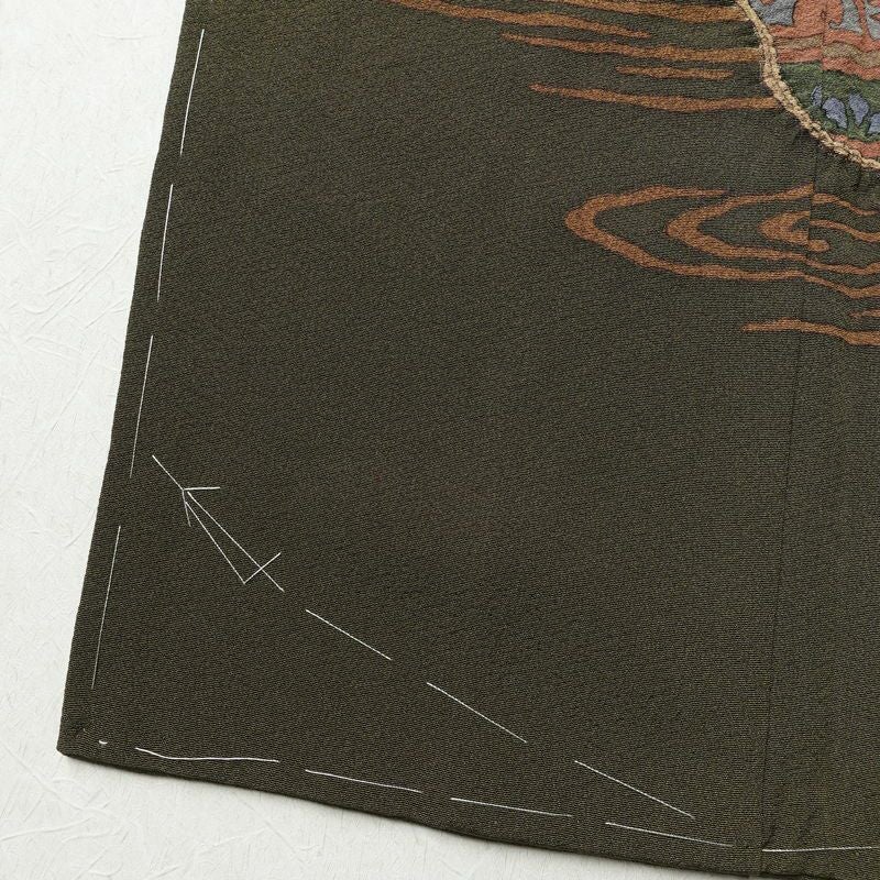 付け下げ 美品 落款入り しつけ糸付き 縮緬 正絹 木の葉・植物柄 袷仕立て 身丈163cm 裄丈64cm 箔 絞り 共八掛 フォーマル 着物 緑・うぐいす色_画像13