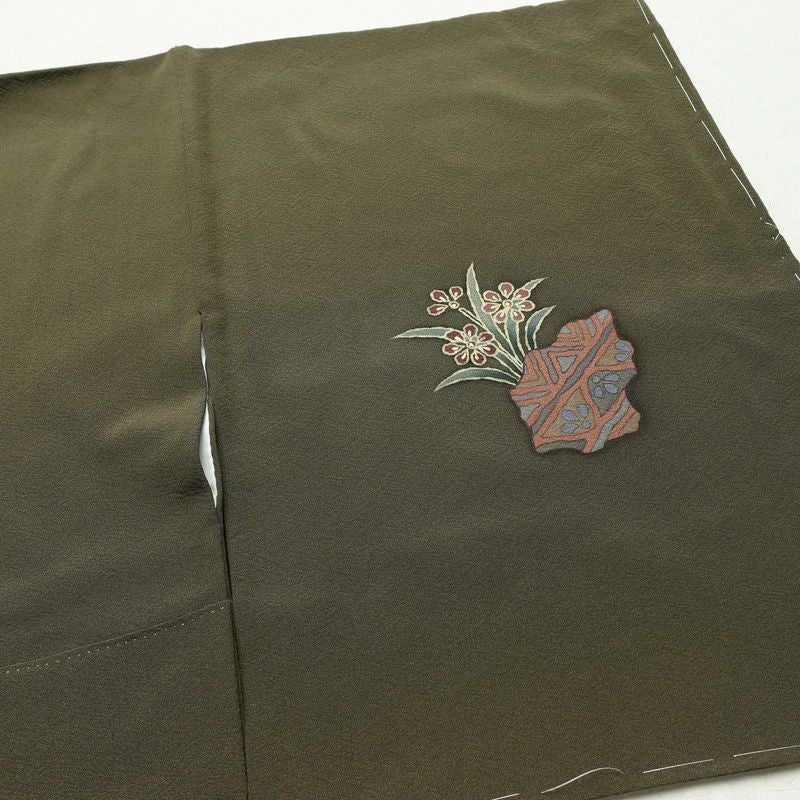 付け下げ 美品 落款入り しつけ糸付き 縮緬 正絹 木の葉・植物柄 袷仕立て 身丈163cm 裄丈64cm 箔 絞り 共八掛 フォーマル 着物 緑・うぐいす色_画像16