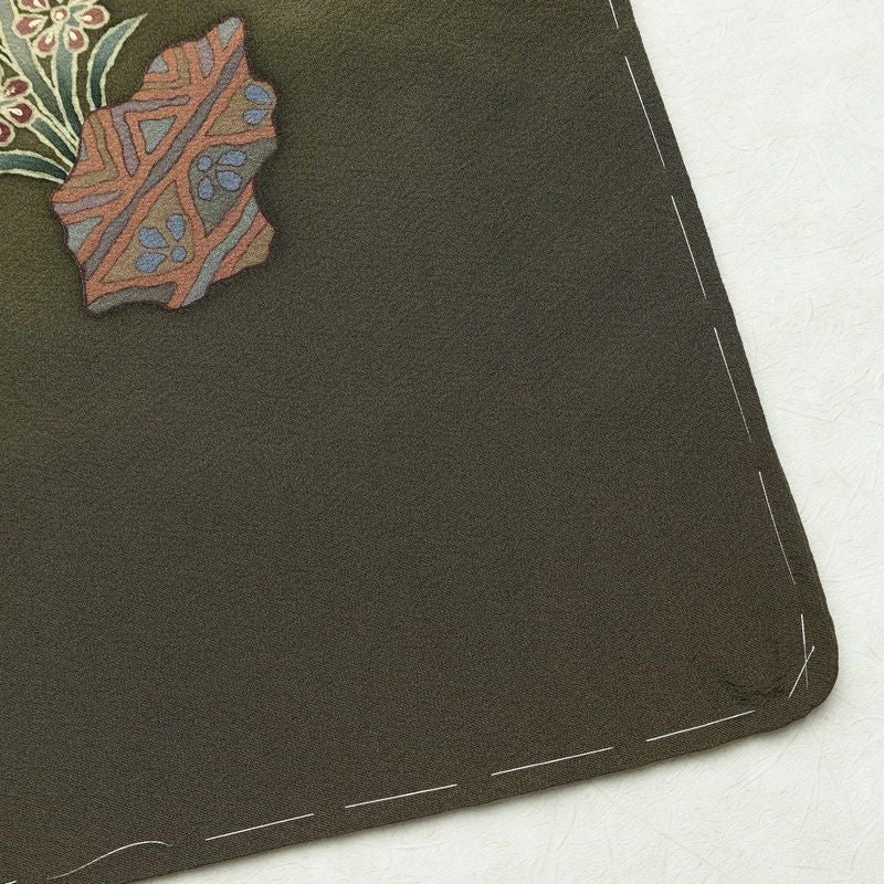 付け下げ 美品 落款入り しつけ糸付き 縮緬 正絹 木の葉・植物柄 袷仕立て 身丈163cm 裄丈64cm 箔 絞り 共八掛 フォーマル 着物 緑・うぐいす色_画像18