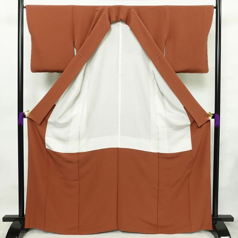 色無地 美品 しつけ糸付き 縮緬 一つ紋付き 正絹 その他の柄 袷仕立て 身丈167cm 裄丈66cm 共八掛 着物 茶_画像3