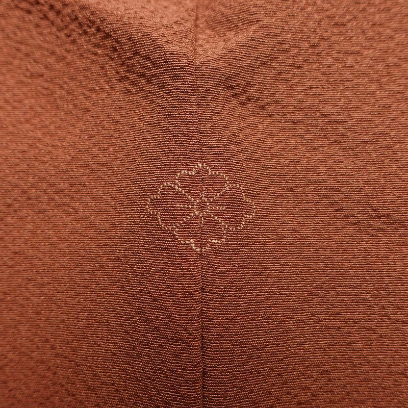 色無地 美品 しつけ糸付き 縮緬 一つ紋付き 正絹 その他の柄 袷仕立て 身丈167cm 裄丈66cm 共八掛 着物 茶_画像13