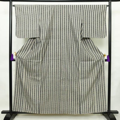 紬 良品 しつけ糸付き 正絹 縞柄・線柄 袷仕立て 身丈159.5cm 裄丈65.5cm 着物 グレー