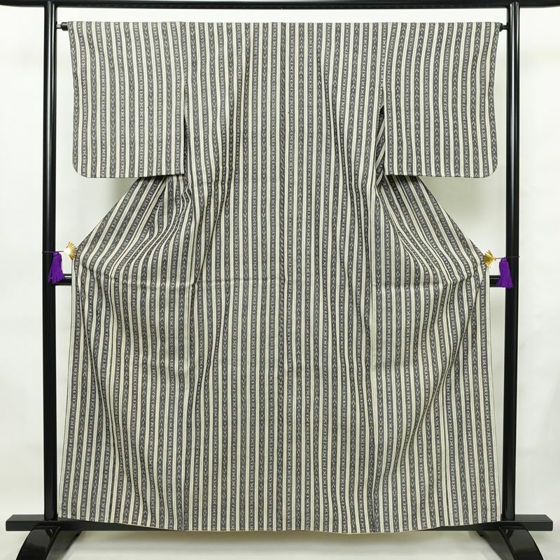 紬 良品 しつけ糸付き 正絹 縞柄・線柄 袷仕立て 身丈159.5cm 裄丈65.5cm 着物 グレー_画像1