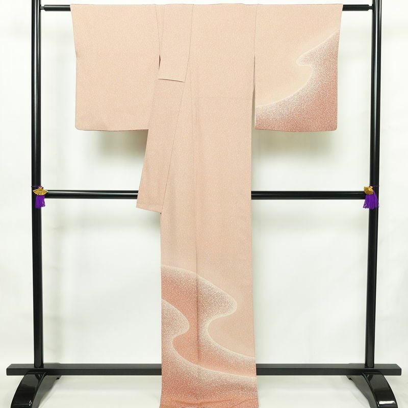 付け下げ 良品 縮緬 正絹 流水・波柄 袷仕立て 身丈169.5cm 裄丈69cm 共八掛 フォーマル 着物 ピンク_画像2