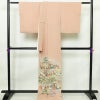 色留袖 良品 三つ紋入り 落款入り 正絹 人物・動物柄 袷仕立て 身丈165.5cm 裄丈66.5cm 箔 金彩 金通し フォーマル 着物 ピンク_画像2