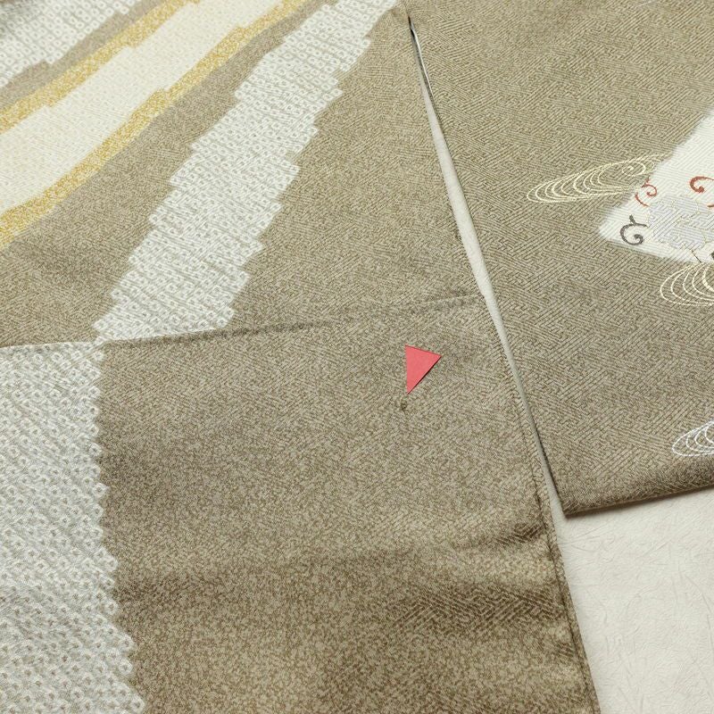 訪問着 良品 しつけ糸付き 正絹 人物・動物柄 袷仕立て 身丈163cm 裄丈65.5cm 箔 金彩 フォーマル 着物 ベージュ_画像13