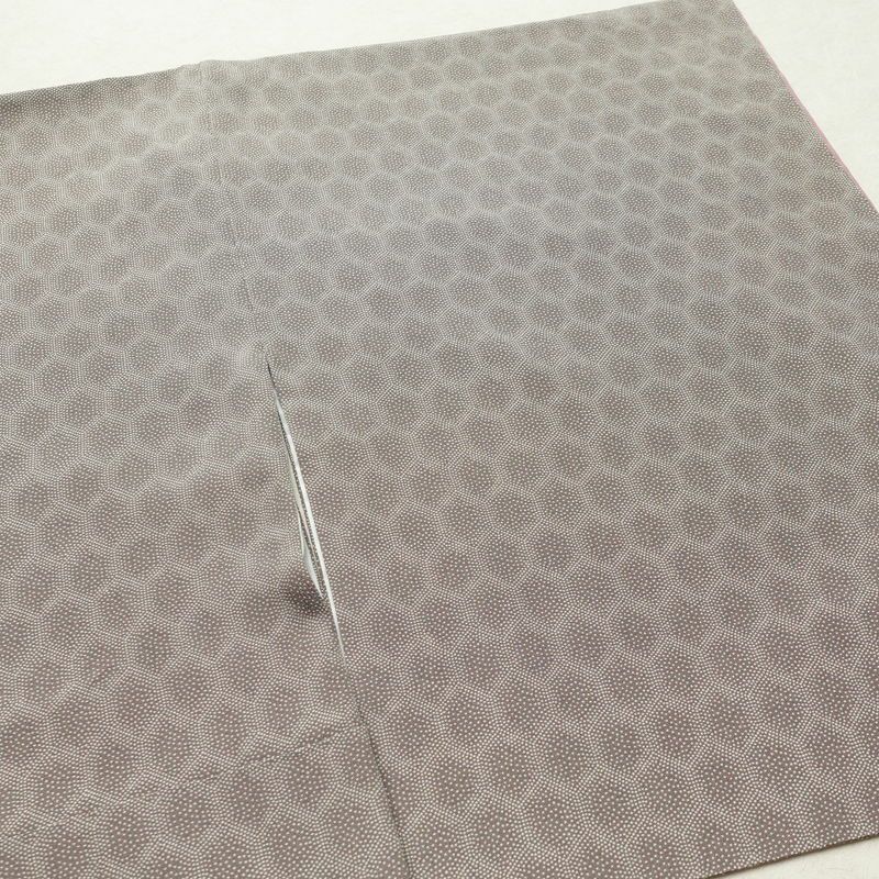 小紋 縮緬 正絹 亀甲柄 袷仕立て 身丈153.5cm 裄丈66.5cm 着物 グレー_画像13