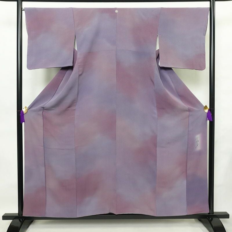 小紋 斉藤三才 落款入り 縮緬 一つ紋付き 正絹 その他の柄 袷仕立て 身丈157cm 裄丈66.5cm フォーマル 着物 紫・藤色_画像1